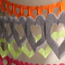 Guirlande de coeurs �vid� en papier